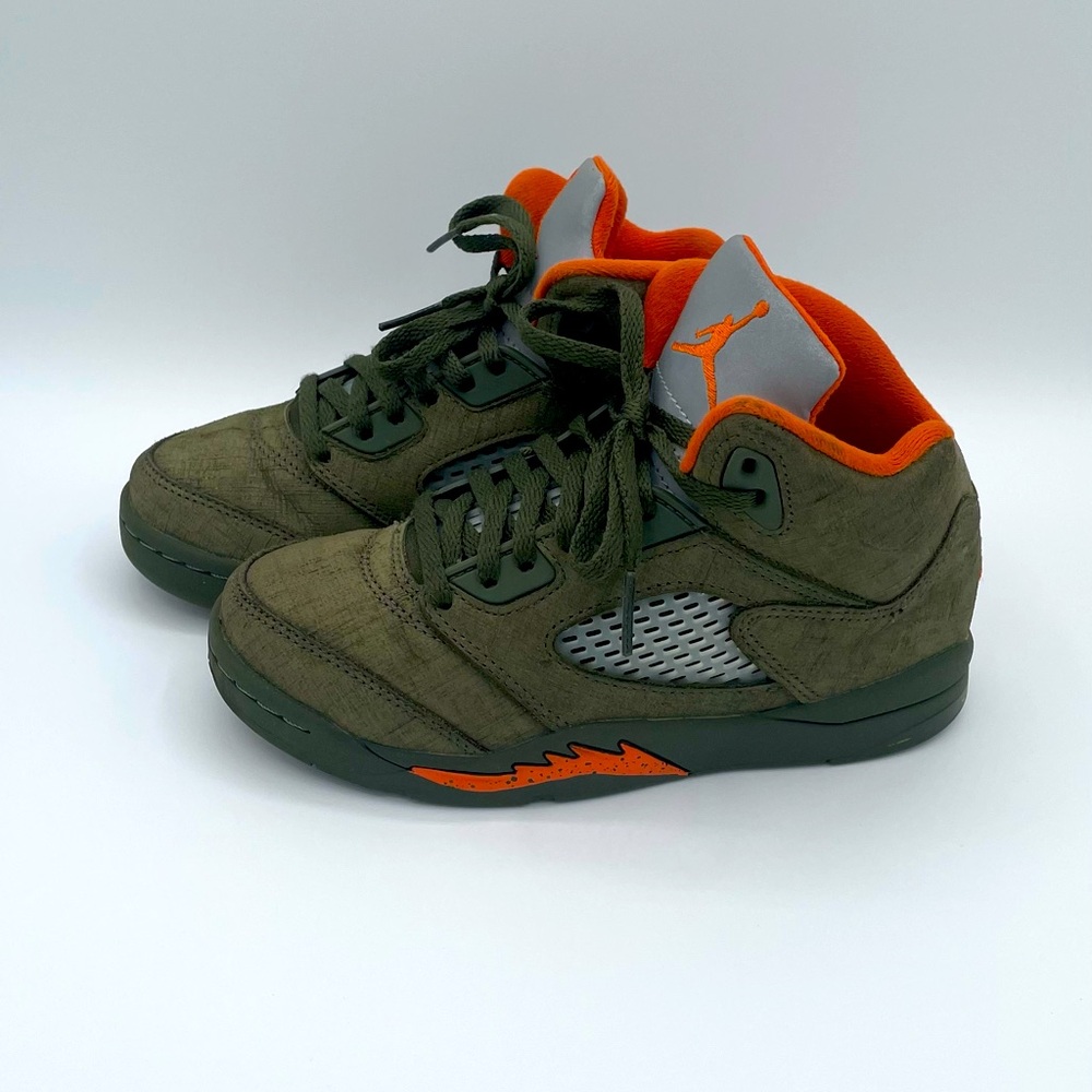 Kids, jordan retro 5, size 13.5c used very good condition color green and orange